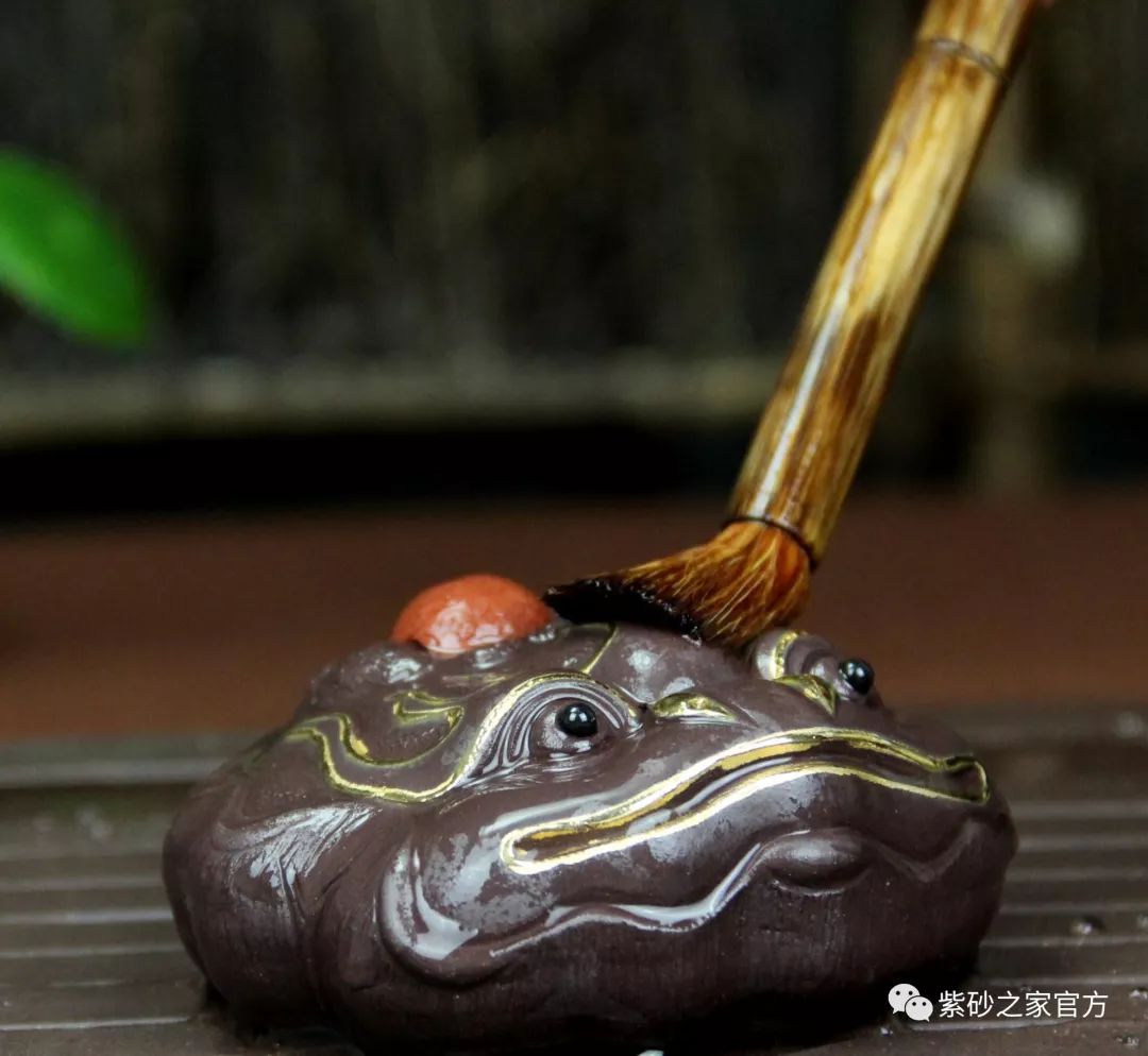 紫砂金蟾茶宠需要开光吗,适合普洱生茶的紫砂茶宠