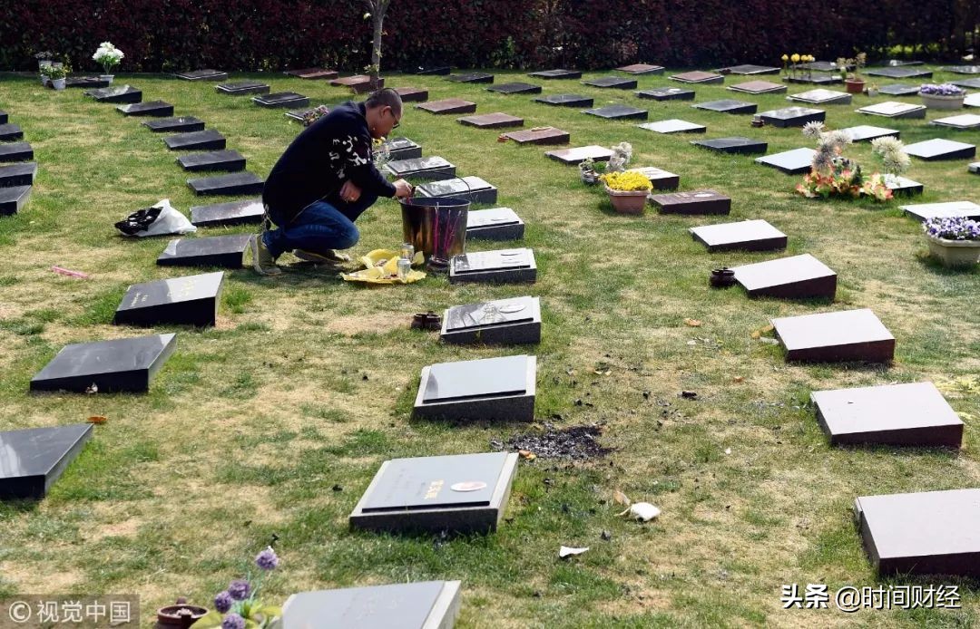 “坟地产”闷声发财88%毛利率超五粮液吊打地产龙头:经营者炒作?