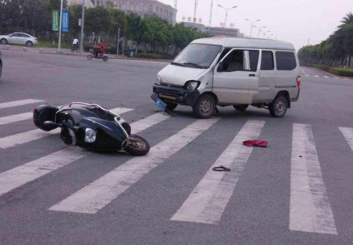 开车撞人后坚持走保险,开车撞人先报保险还是先垫钱医疗