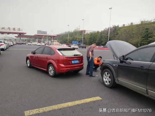 平安产险青岛分公司联合青岛交警开展“五一”出行暖心护航活动