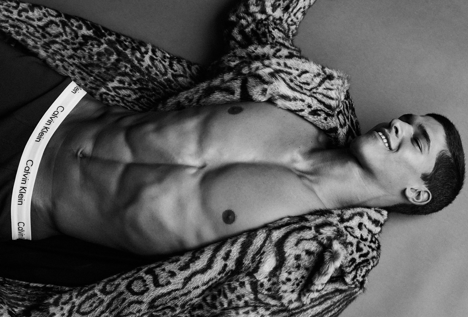 完成学业重新复出，黄金比例的小狼男模狗能否通过时尚的重新洗牌