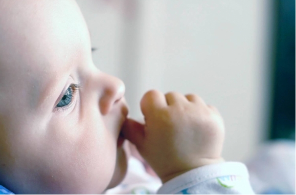 防止宝宝吮手指方法,孩子爱吮手指怎样纠正