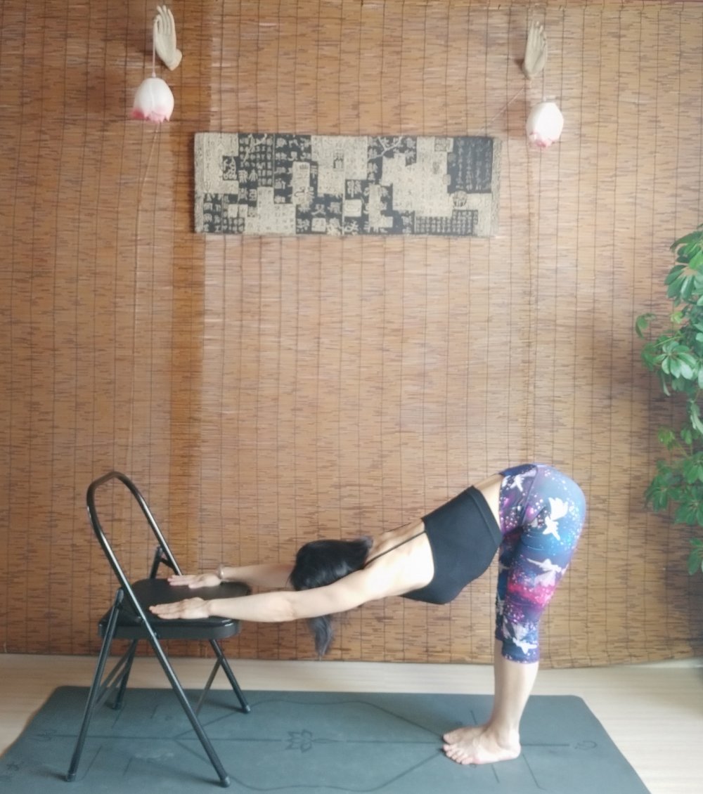 办公室放松肩颈的瑜伽动作,办公室瑜伽体式推荐