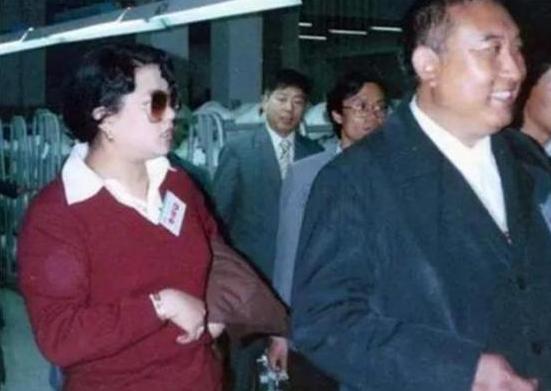 活佛十世班禅，娶了开国上将的外孙女，育有一女现今怎样了？