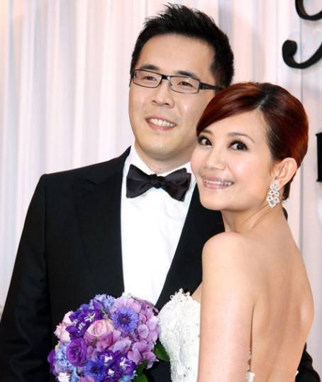 老公劈腿梁静茹离婚最新进展,9年婚姻疑是*局骗**?