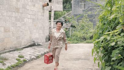 广西忻城一农妇，没有文化连拼音都不会，却带领留守儿童学弟子规