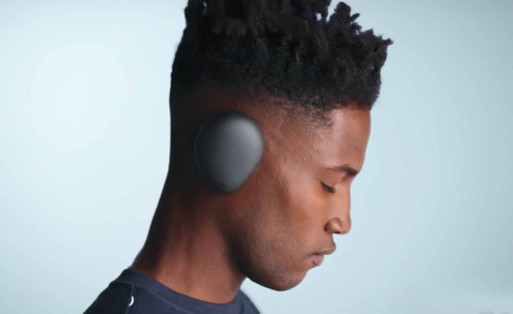 一个能当话筒的耳机,可以当翻译员的耳机