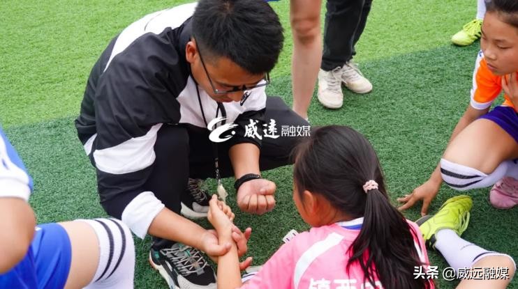 德国足球员来威远县,德国足球大咖进威远校园