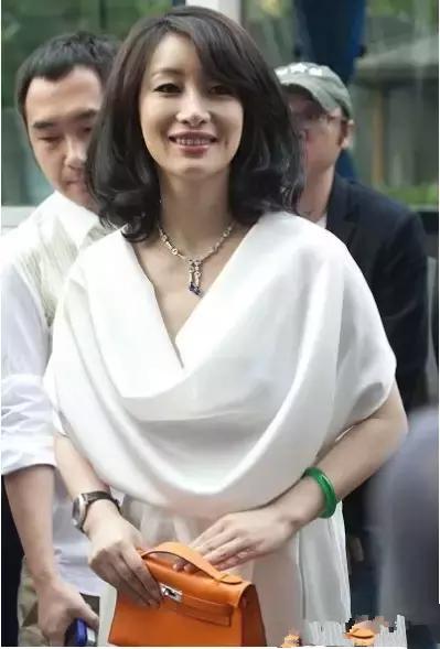 翡翠手镯到底应该戴左手还是右手,翡翠手镯戴哪只手是正确的