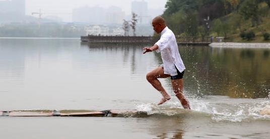 他被誉为中国轻功第一人,他是中华武术第一人