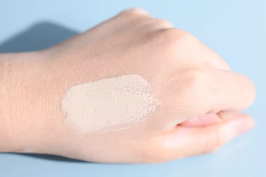 夏季如何底妆不搓泥,夏季护肤防晒粉底步骤