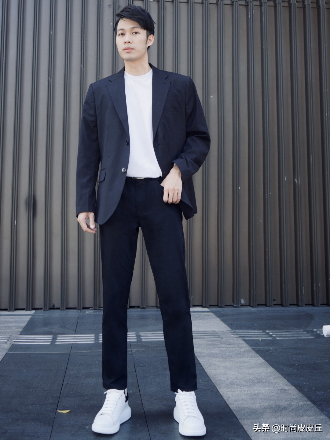 宝藏男孩们都会的穿搭技巧，就是驾驭一条百搭又经典的小黑裤