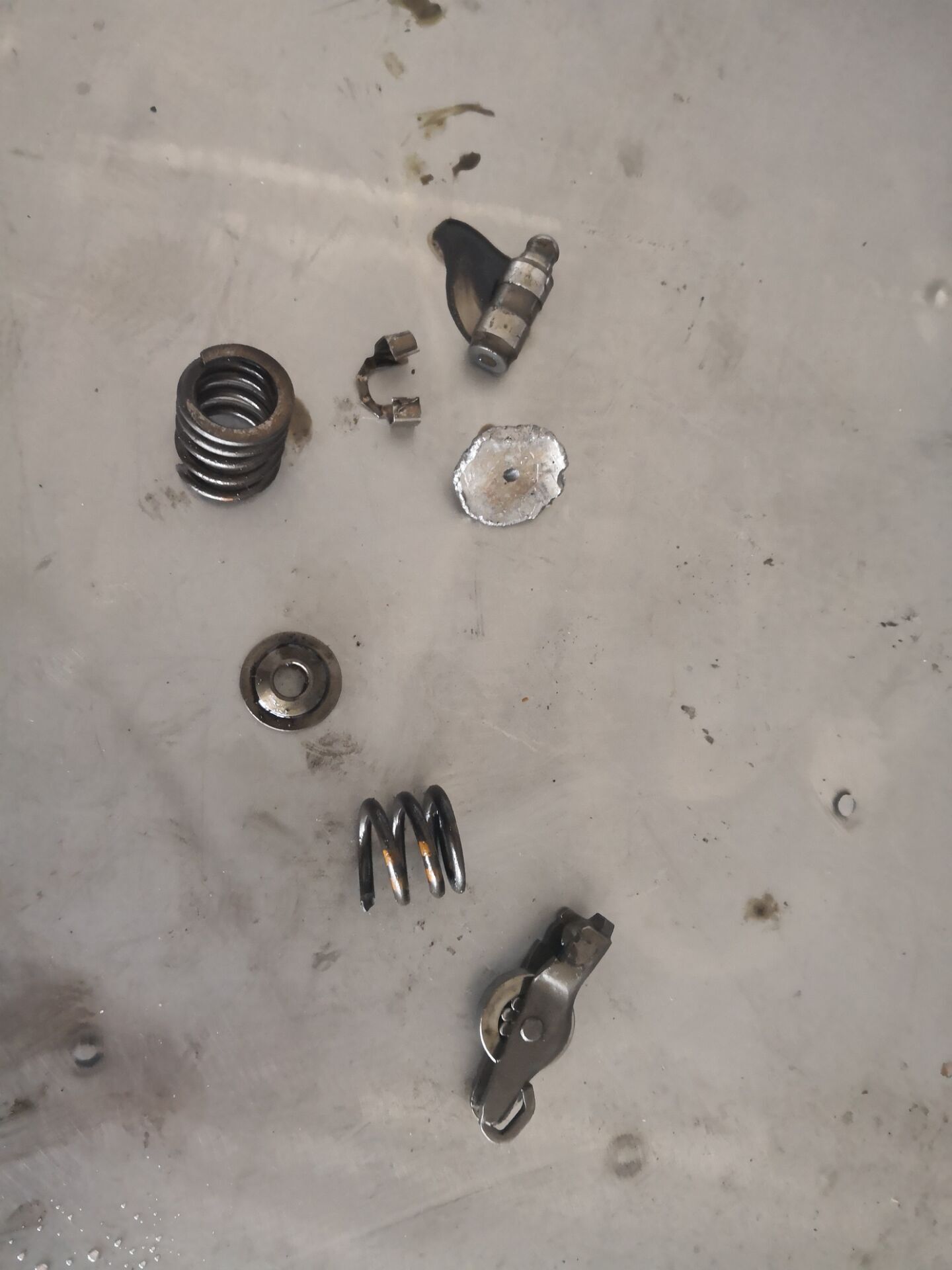 奥迪a4l严重烧机油怎么解决,奥迪a4l缸盖三通刚换过还是漏水