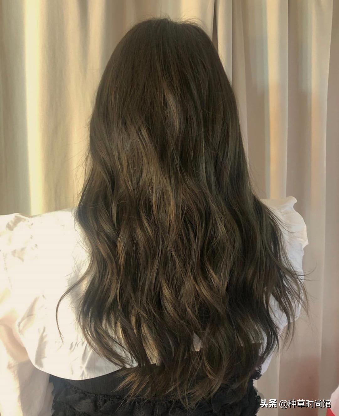 别再烫羊毛卷了！今夏“奶茶发”火了，超洋气