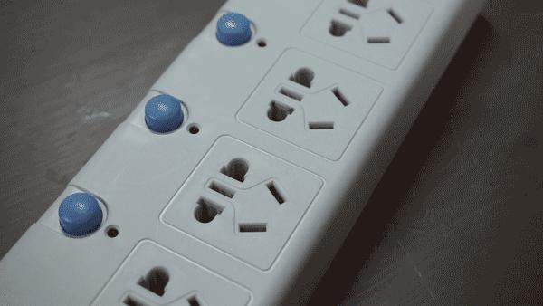 小学生一个动作吓坏全世界,孩子手被电烧黑怎么处理