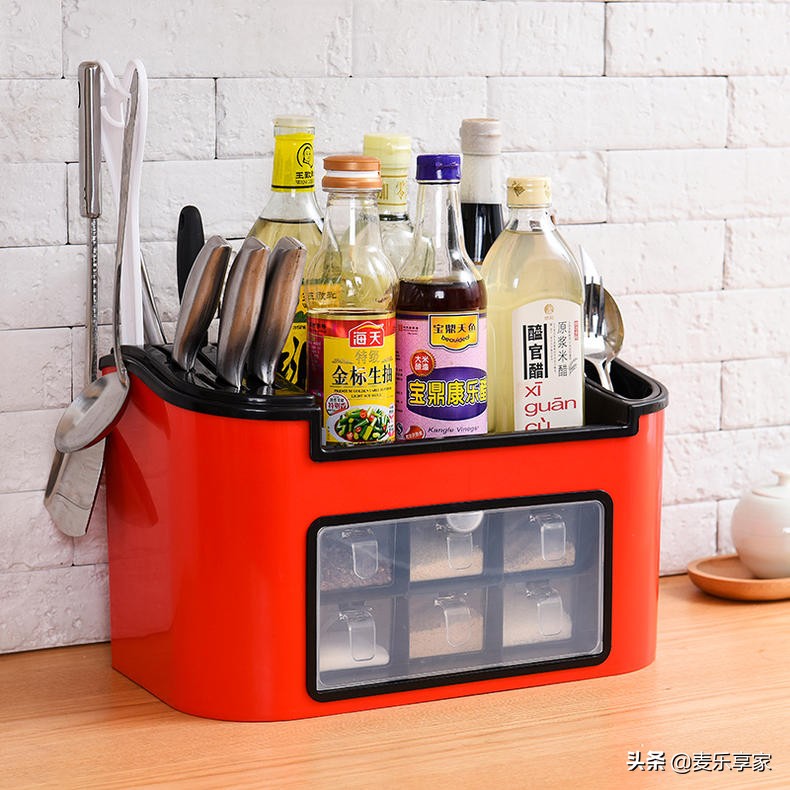 家里的厨房安上这样一个置物架,厨房装哪种置物架方便又好看