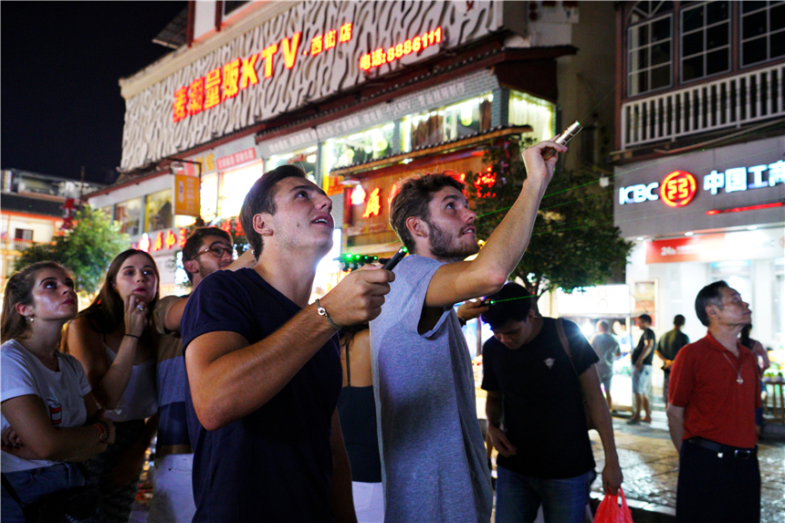 阳朔西街最近是否热闹,广西阳朔西街简介