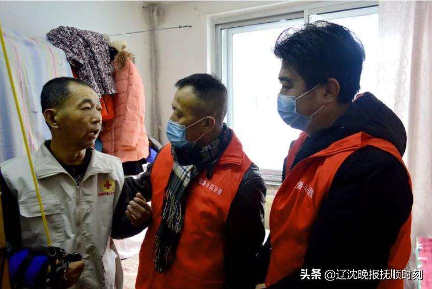 志愿者慰问贫困户温情暖人心,志愿者关爱贫困户爱心传递正能量