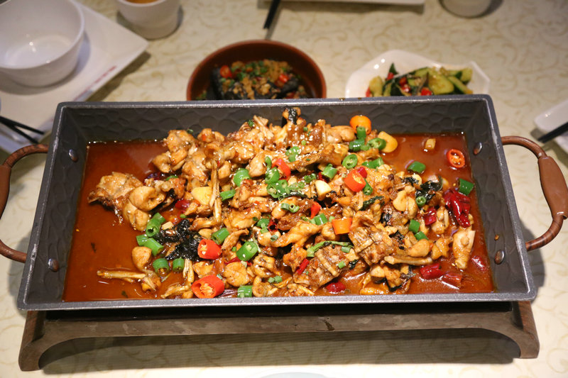 这家虾铺有搞作，在红色的海洋中剥龙虾看球，好热闹