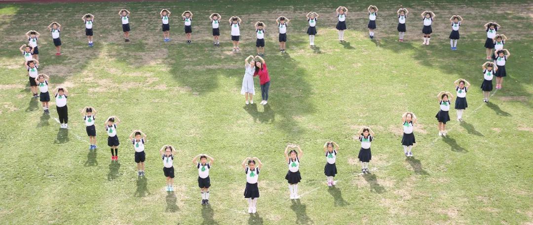 萌娃们终于复学啦！来看今天小学、幼儿园的现场图→