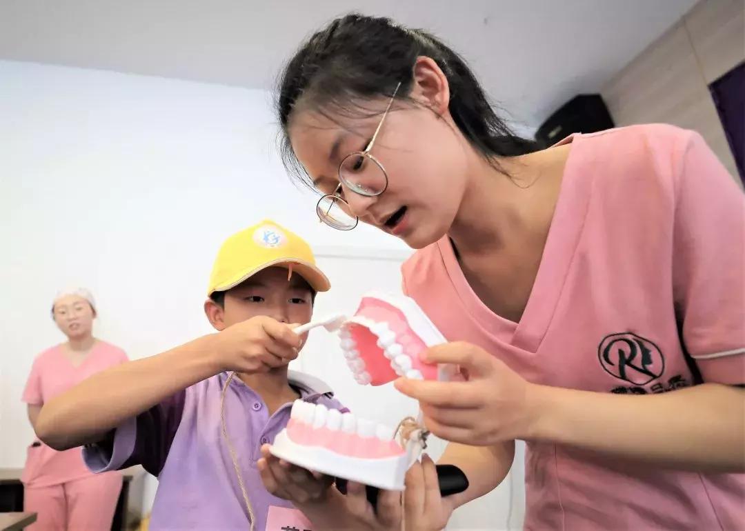 “知行瑞博”和你在一起，体验不一样的夏令营……