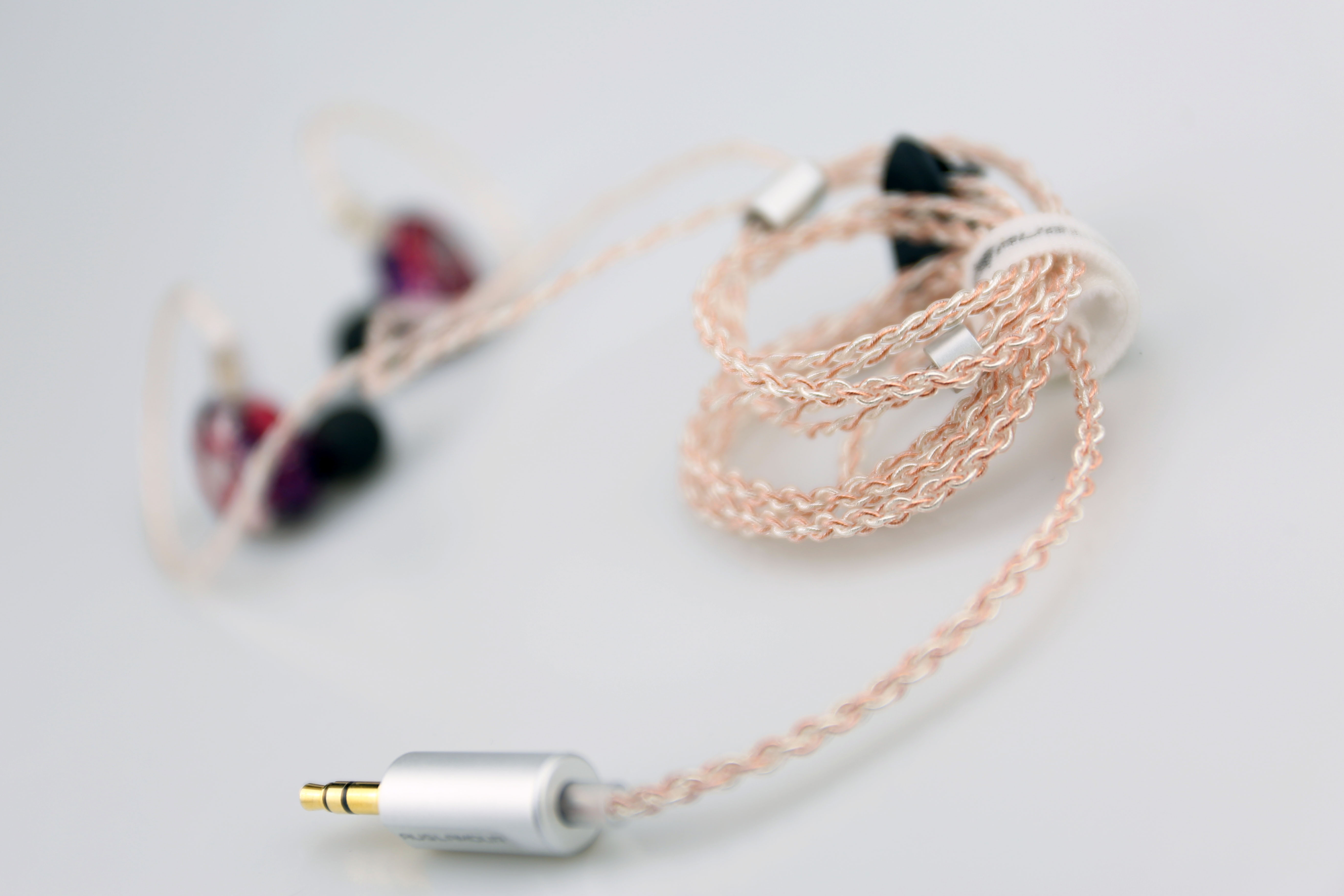 一款外观花里胡哨却敢卖799元的国产耳机,到底硬气在何处?