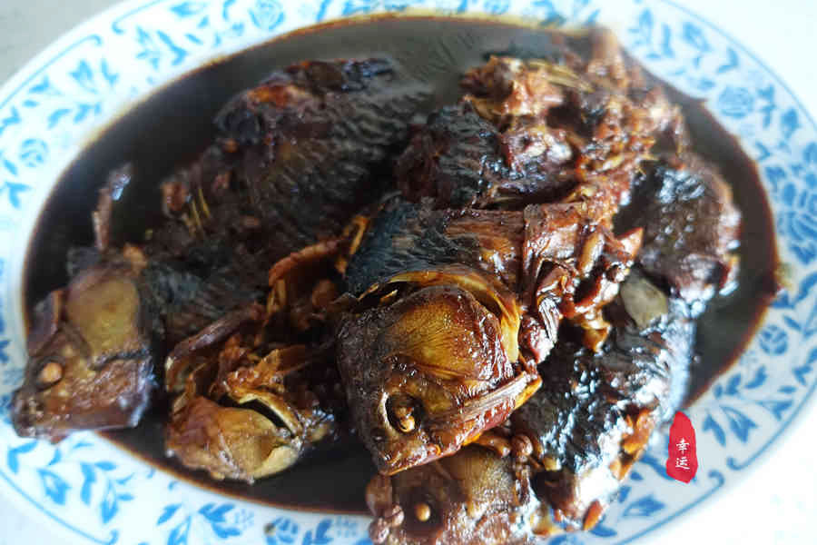 从高压锅中取出完整的酥鱼，真是不容易，它浑身酥软烂要轻拿轻放