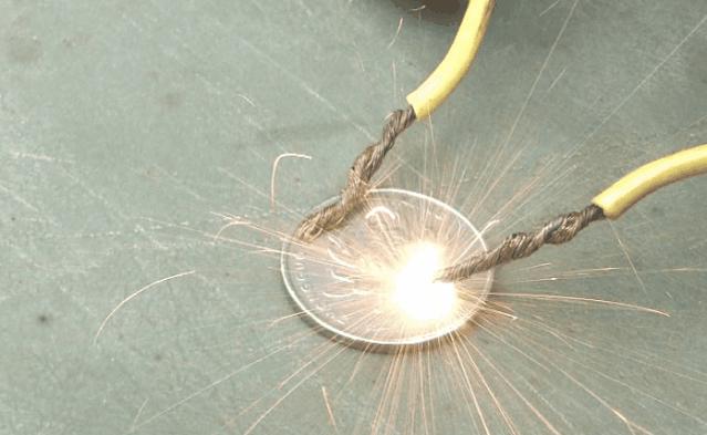 电动车充电口会有火花影响电瓶吗,电动车充电时会不会电人