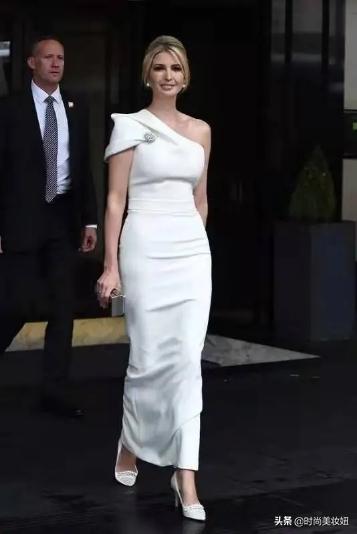 伊万卡百褶裙图片,伊万卡身穿天价连衣裙贵妇风十足