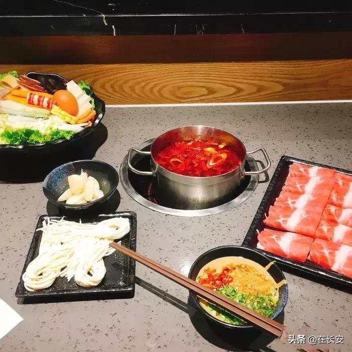 小火锅锅底有六种口味满足你,一桌小火锅