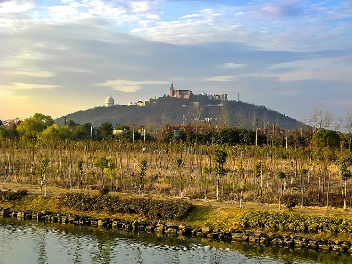 上海西佘山探看天主教堂，这里景色优美，夏季凉爽舒适