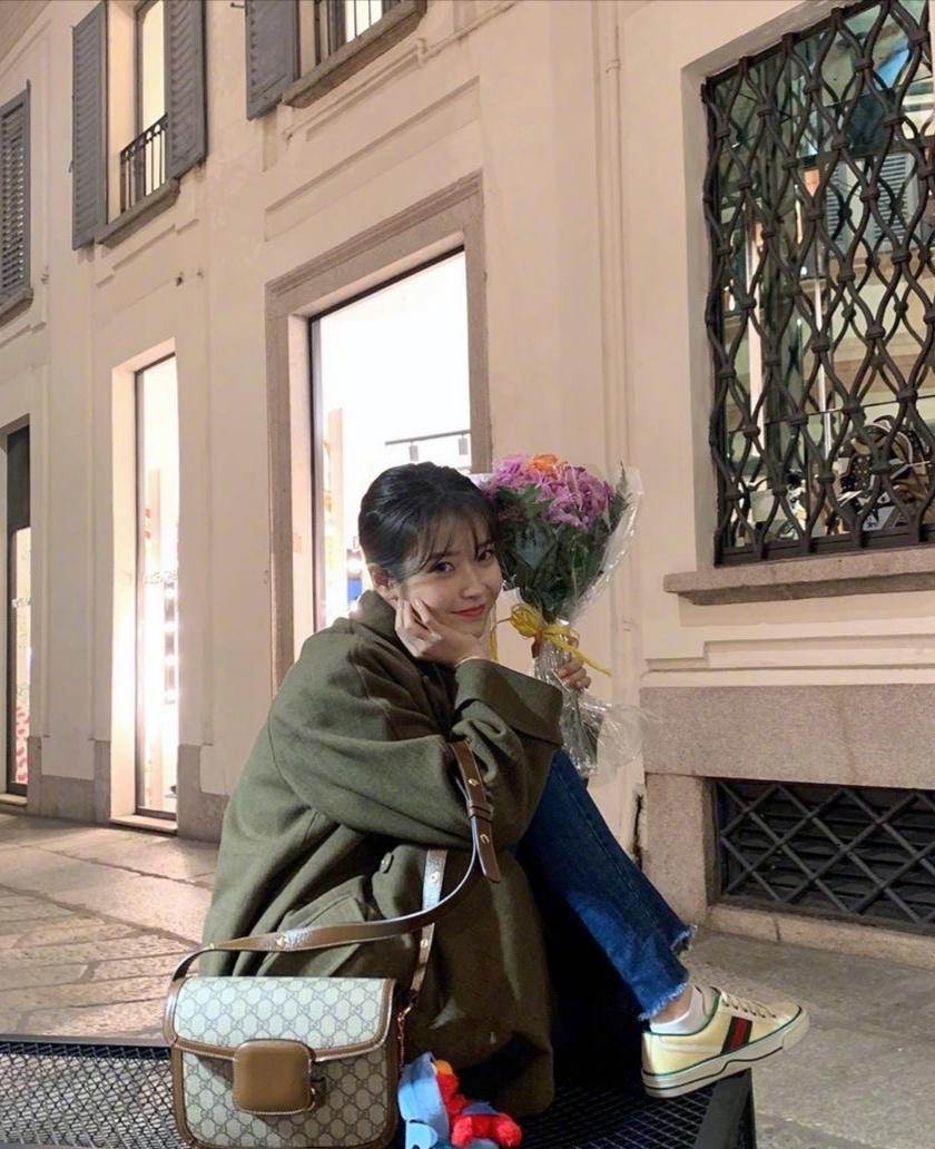 IU李智恩现身米兰，身穿军绿色风衣，是印象中的初恋脸没错了