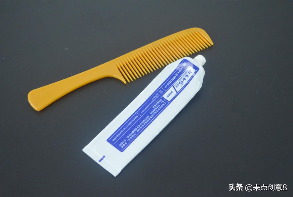梳子上挤牙膏有什么用途,牙膏在梳子上的作用与功效