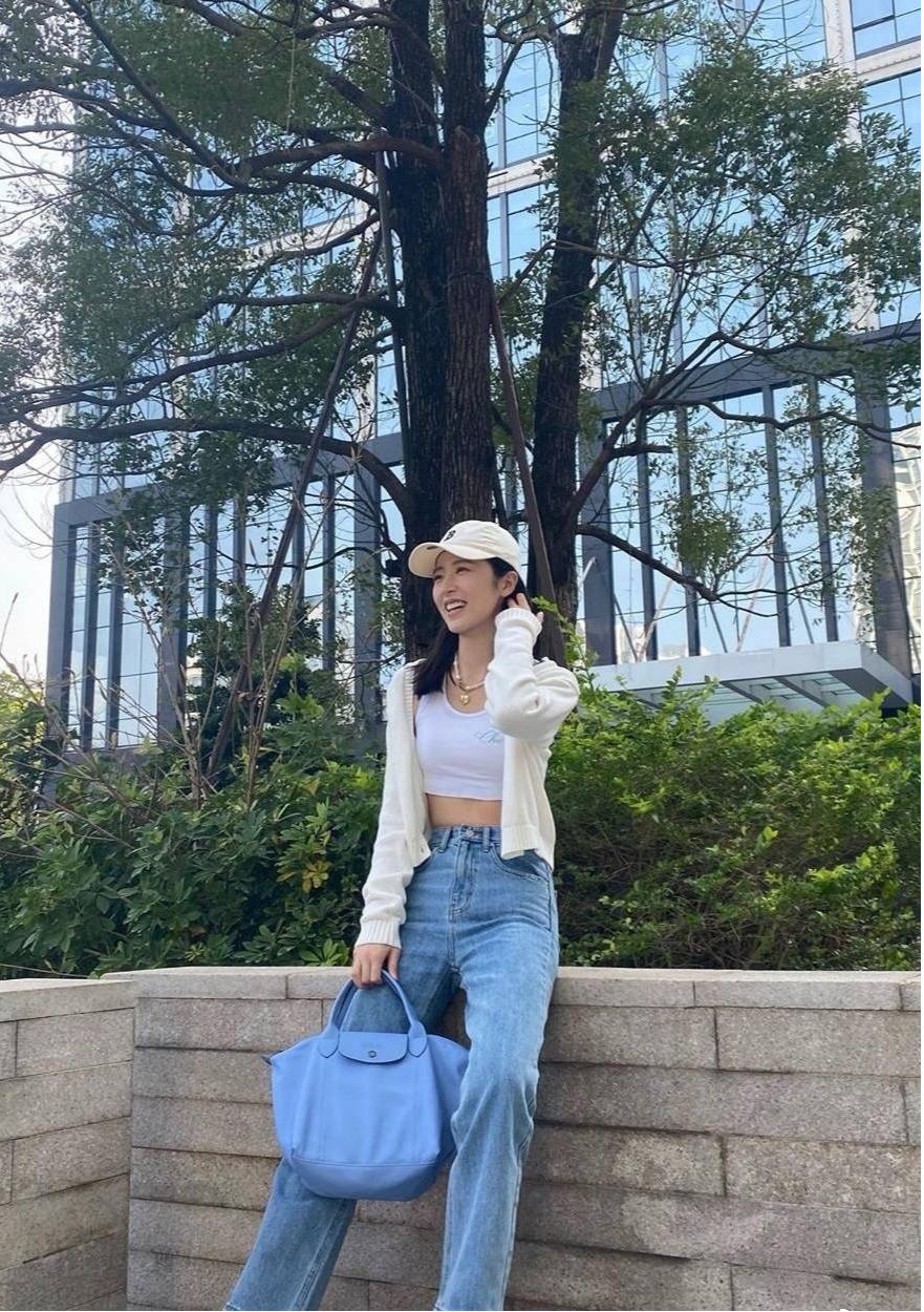 周雨彤穿露脐装秀小蛮腰,蝴蝶结露脐装周雨彤