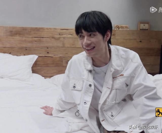 关晓彤和鹿晗穿情侣装情侣鞋,鹿晗给邓超买情侣装