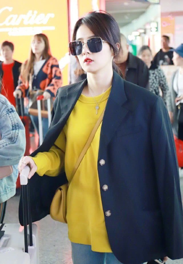 她是于正的*用御**女主，多次和许凯合作，今穿黑西装搭牛仔裤超A