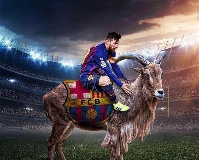 梅西眼里只有球,梅西的眼里看着足球可爱一面