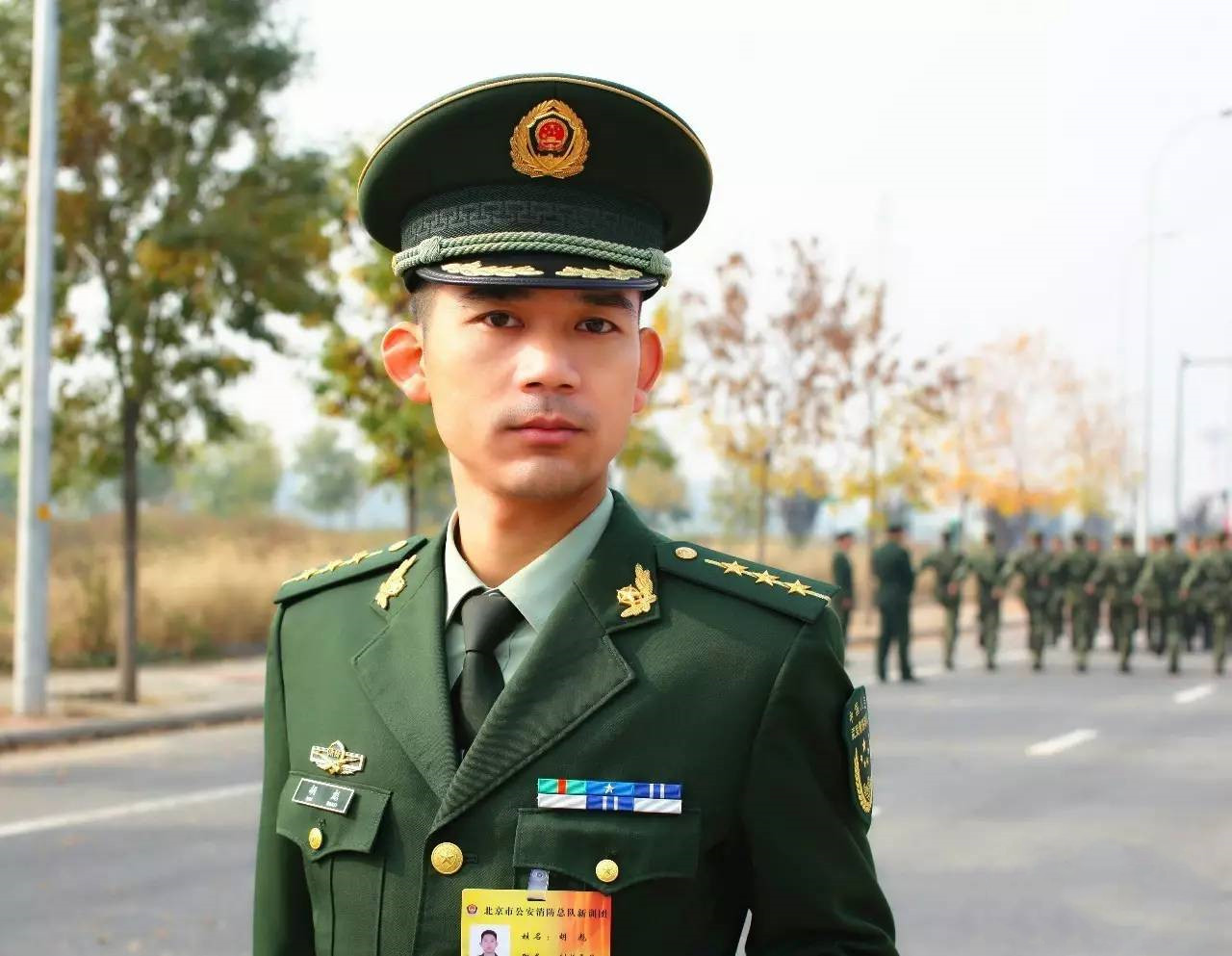 教你如何识别我军军官的级别大小,只看胸前的资历章就行了