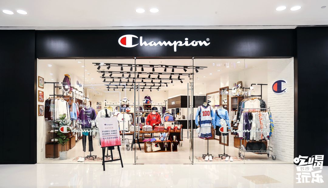 酷炫新地标！6m高巨型太空人登陆星城，开启未来进行时