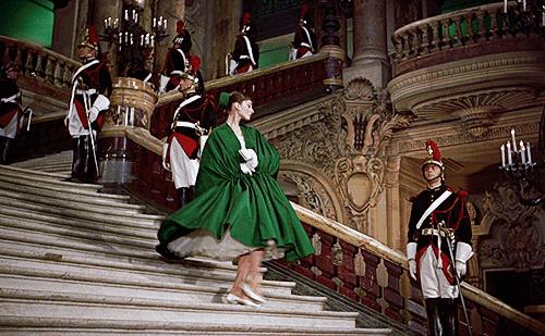 脚下穿什么鞋子能看出来,脚下的鞋子各式各样