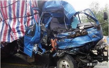 小黑猫命丧车轮,小黑猫被救