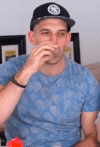 老外不相信茅台的威力,老外喝中国白酒烧刀子