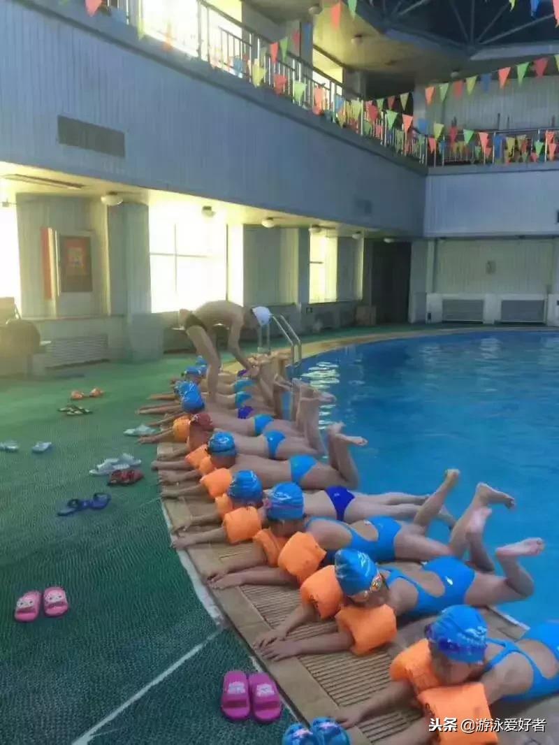 不专业教练游泳,不想下水的游泳教练