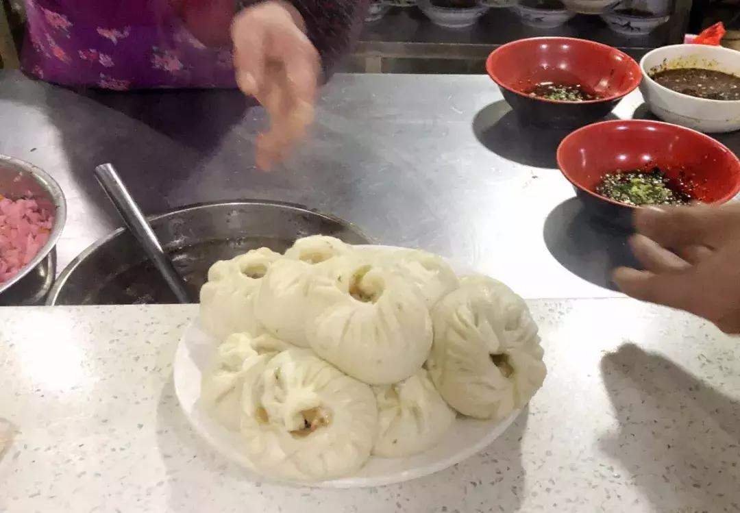 “老板儿，来十个包子，肉的哈~”都江堰人的早晨从这口油滋滋开始，这8家包子店，你最钟意哪家？
