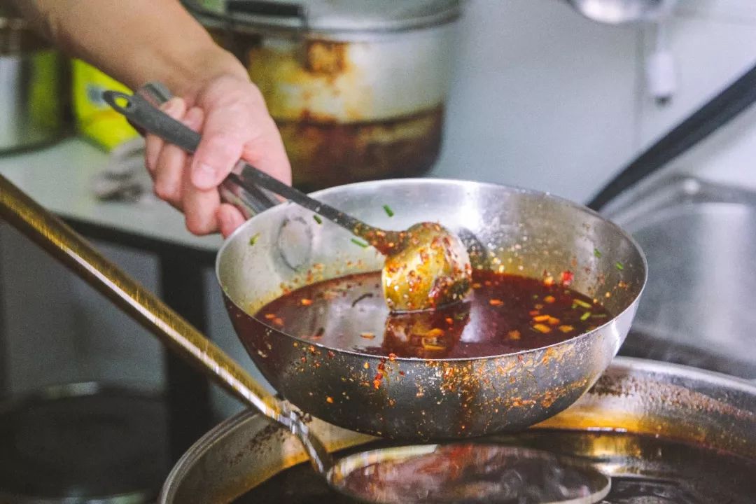 成都老苍蝇馆子一家没名字的冒菜,成都本地人吃的苍蝇馆子冒菜