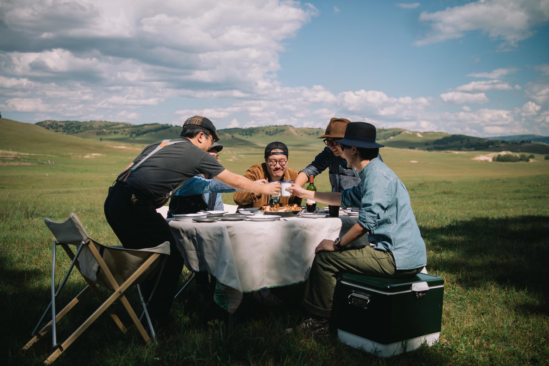 拥有这21件高颜值户外装备,让我们的草原野餐会像家里般优雅