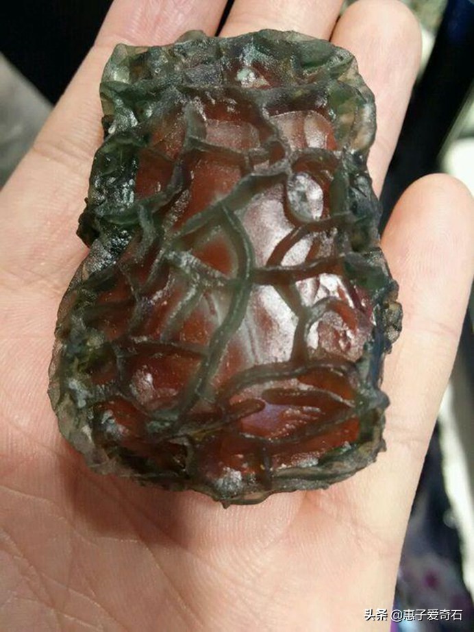 疆内观赏石,高价成交顶级带洞奇石