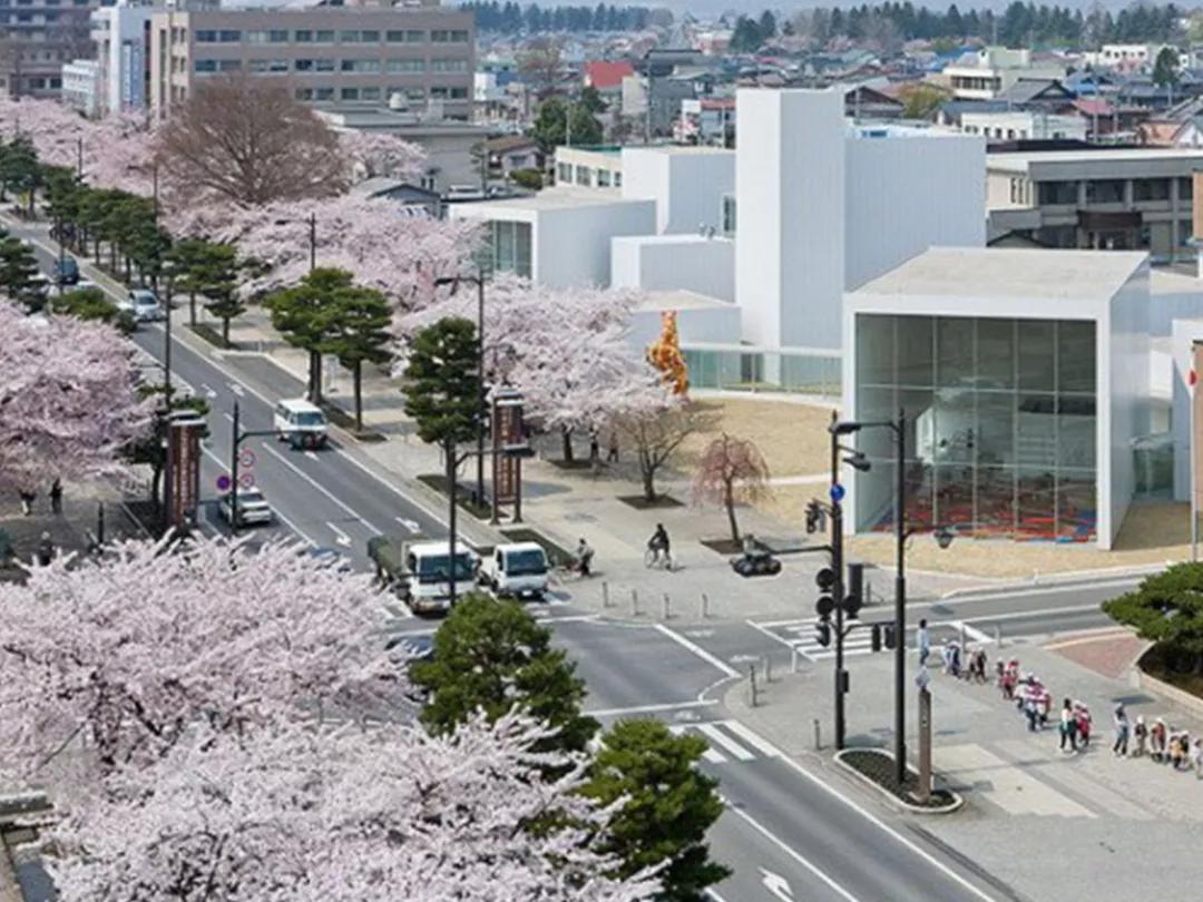 白天打卡33组奇妙的巨大装置，夜晚欣赏蓝色的光之海洋