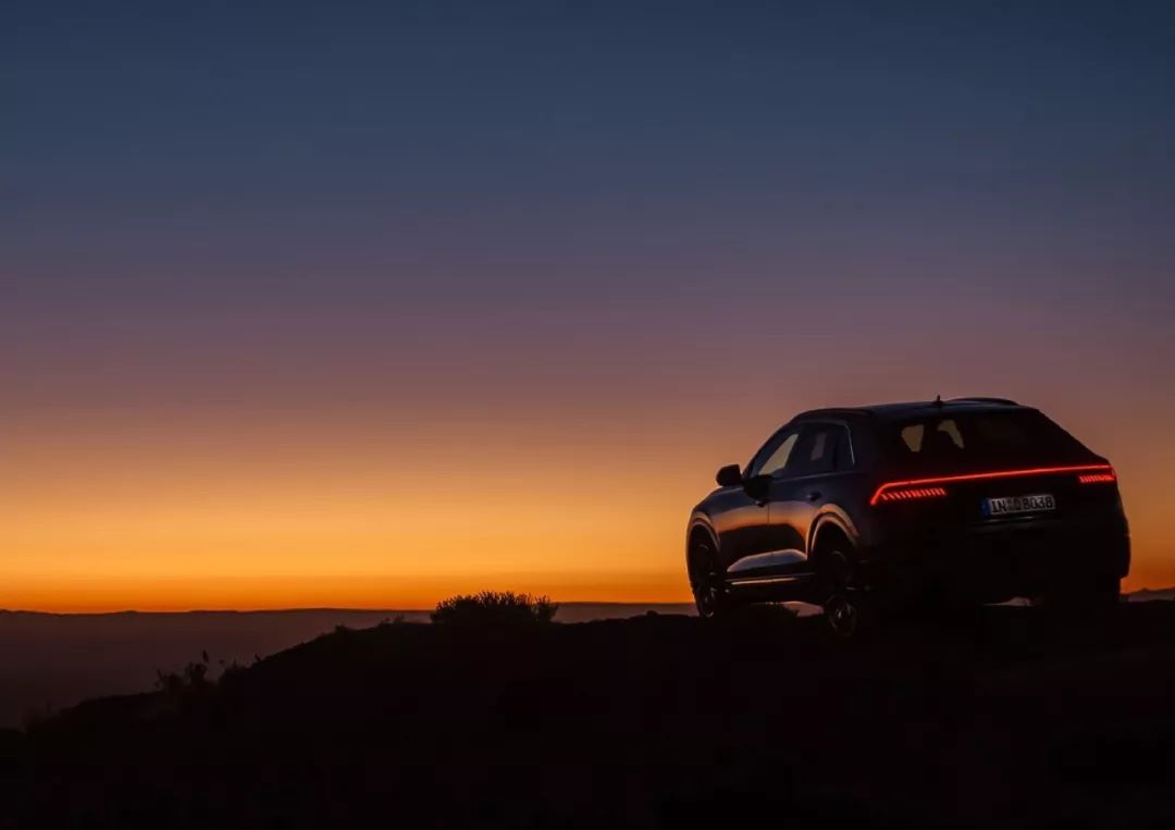 在传统手机和智能手机之间，是一辆奥迪Q8