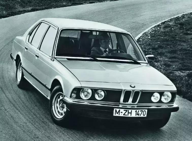 开着宝马x7在上海路上的视频,开着宝马x7进西藏